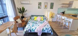 Beachside Modern Apartment in the Heart of Surfers Paradise -free parking