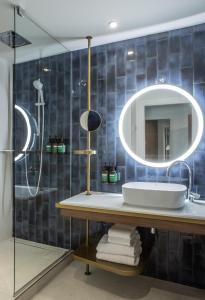 Standard King Room - Disability Access room in Crowne Plaza - Nice - Grand Arenas an IHG Hotel