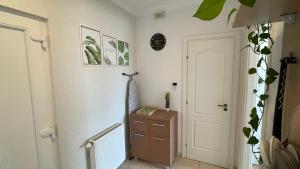 SIMPLY LOVELY Modern Apartment with BALCONY!