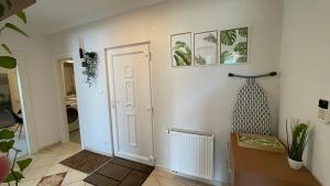 SIMPLY LOVELY Modern Apartment with BALCONY!