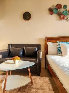 Queen Size Bed at the Heart of the City