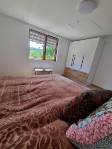 Casa primitoare in inima naturii si padurii