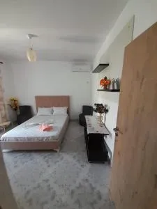 Mona's guesthouse - Gjashtë