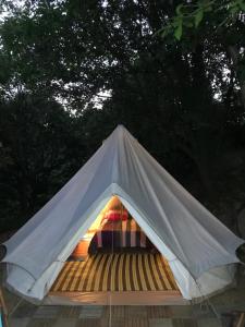 Tentes de luxe LE PETIT REFUGE DU VAL D’EMERAUDE : photos des chambres