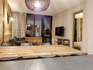 Superbe 2 Pièces + Cabine Rénové, Pied des Pistes, Val dIsère, 6 Pers., Parking, Balcon Sud - FR-1-518-42