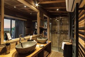 Hotels LE DOMAINE DES PRES VERTS Nature & Spa : Cabane de Luxe avec Jacuzzi
