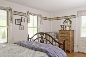 Queen Room - Disability Access room in Golden Stage Inn