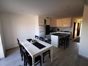 Appartement luxueux - Vue magnifique, piscine, balcon - Parking