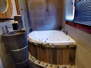 Chalet cosy avec cheminée et parking, pour 8 personnes - FR-1-598-35