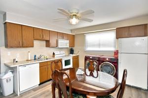 2 Bed, 1 Bath, Upper Level Unit