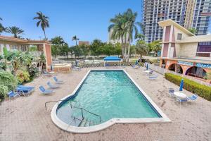 Hallandale Gulfstream Pool Walk to the Beach