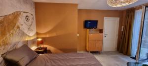 La Chèvre Folle - Stay in Style featuring a Free basic Breakfast