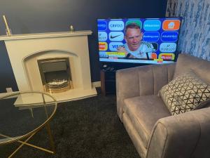 Stylish 3 bed house, private parking on premise, with conservatory, close to KFC, McDonalds, ALDI and ASDA