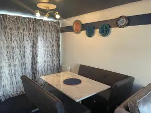 Stylish and Large 3 bed house, private parking, sun room, close to KFC and McDonalds - High Hazels