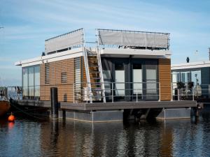 Houseboat with Stunning Views