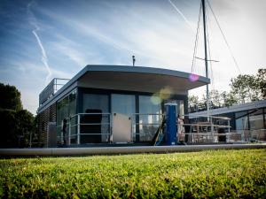 Houseboat with Stunning Views