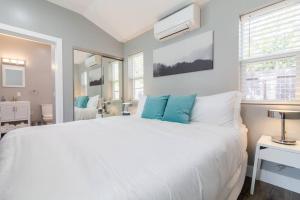 Modern Guesthouse w Private Patio and Hot Tub