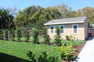 Modern Guesthouse w Private Patio and Hot Tub