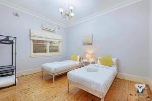 KOZYGURU Campsie Oldie-but-goodie look 4 Bed House NCA011