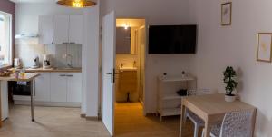 Appartements LOC TROTTEUR LE PIVOINE Studio Grand confort, Gare SNCF de Lourdes : photos des chambres