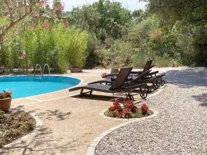 L'Enclos - 塞里尼昂-迪孔塔