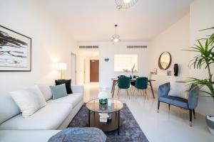 HiGuests - Chic Apt with Balcony and Pool near Burj Khalifa