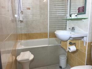 Hotels Brit Hotel Confort Helios Agde : photos des chambres