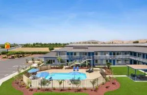 Super 8 by Wyndham Lindsay Olive Tree - Ducor