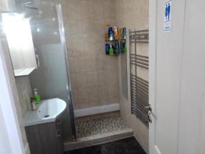 Hostel Florentin Camere Bai Comune acces bucatarie Cheap private rooms shared bathrooms kittchen laundry machine access Netflix