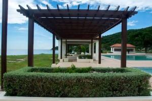 2-Bed Villa Sleeps 4 with Pool & Parking