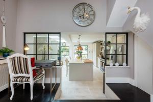 Veeve - Curiouser and Curiouser