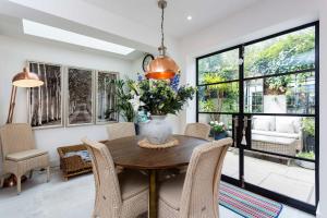 Veeve - Curiouser and Curiouser