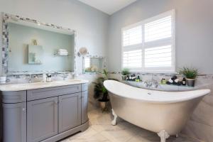 Veeve - Curiouser and Curiouser