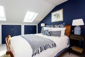 Veeve - Curiouser and Curiouser