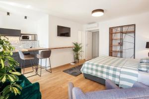 BarAnt Apartments "Parking garage on site"