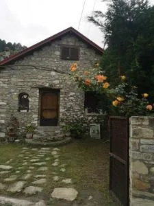 Dorotheas Stone house in the forest - 尼姆法奥