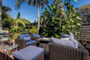 Spiritual Oasis! The perfect location for those who have a flair for the healing arts and an eclectic, creative style and sensibility. 