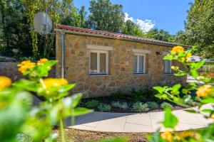 STONE HOUSE LEANI 