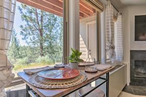 Resort Condo Retreat about 6 Mi to Downtown Bend!