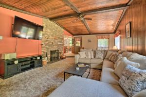 Charming Pymatuning Lake House Near Park and Beach