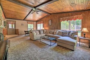 Charming Pymatuning Lake House Near Park and Beach