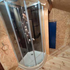 Appartement atypique avec piscine partagée.