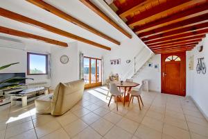 Maisons de vacances Magnifique maison avec une superbe terrasse vue mer - Albitreccia - Welkeys : photos des chambres