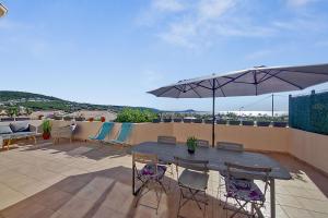 Maisons de vacances Magnifique maison avec une superbe terrasse vue mer - Albitreccia - Welkeys : photos des chambres