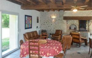 Maisons de vacances Stunning Home In Ardentes With Kitchen : photos des chambres