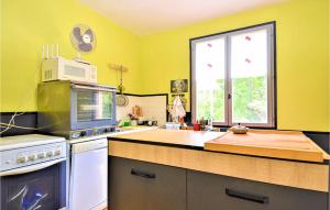 Maisons de vacances Nice home in Saint-Denis with WiFi and 1 Bedrooms : photos des chambres