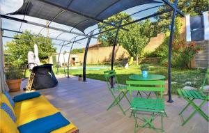 Maisons de vacances Beautiful home in Sauveterre with Outdoor swimming pool, WiFi and 6 Bedrooms : photos des chambres