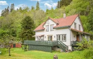 4 Bedroom Lovely Home In Lonevåg - Seim