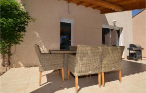Maisons de vacances Cozy Home In Arles With Wifi : photos des chambres