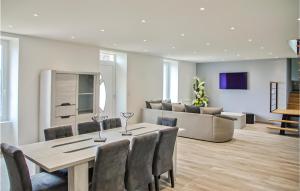 Maisons de vacances Gorgeous Home In Ussel With Wifi : photos des chambres